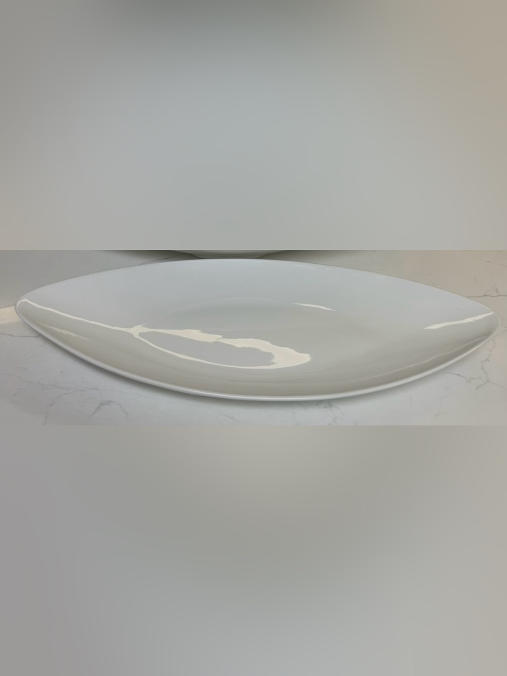 WHITE CERAMIC LEAF SHAPED SERVING DISH